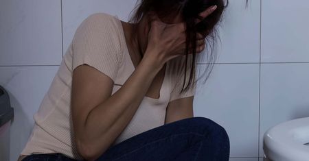 Jeden z objawów zobaczysz w toalecie. Tak atakuje rak tarczycy