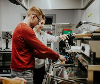 Najwyższa jakość i bezpieczeństwo. Poznaj Żabkę "od kuchni"!