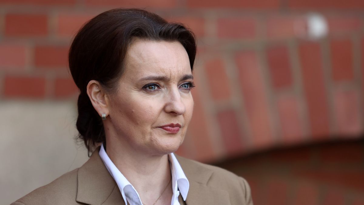 Gdańsk, 27.03.2024. Ministra do spraw polityki senioralnej Marzena Okła-Drewnowicz podczas konferencji prasowej na dziedzińcu siedziby Rady Miejskiej w Gdańsku, 27 bm. Spotkanie dotyczyło dołączenia Gdańska do światowej Sieci Miast Przyjaznych Starzeniu Światowej Organizacji Zdrowia (WHO). (ad) PAP/Piotr Matusewicz