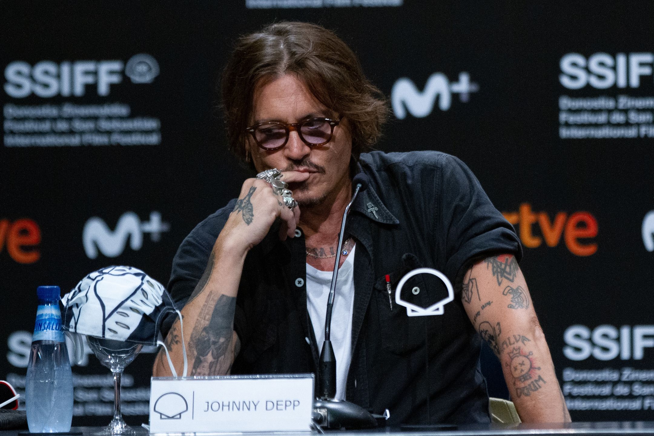 Johnny Depp zdaniem sądu może być nazywany "żonobijcą". Amber Heard skomentowała decyzję sądu