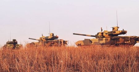 Na pewno mają trzy sztuki. Rosja chwali się plutonem czołgów "Armata"