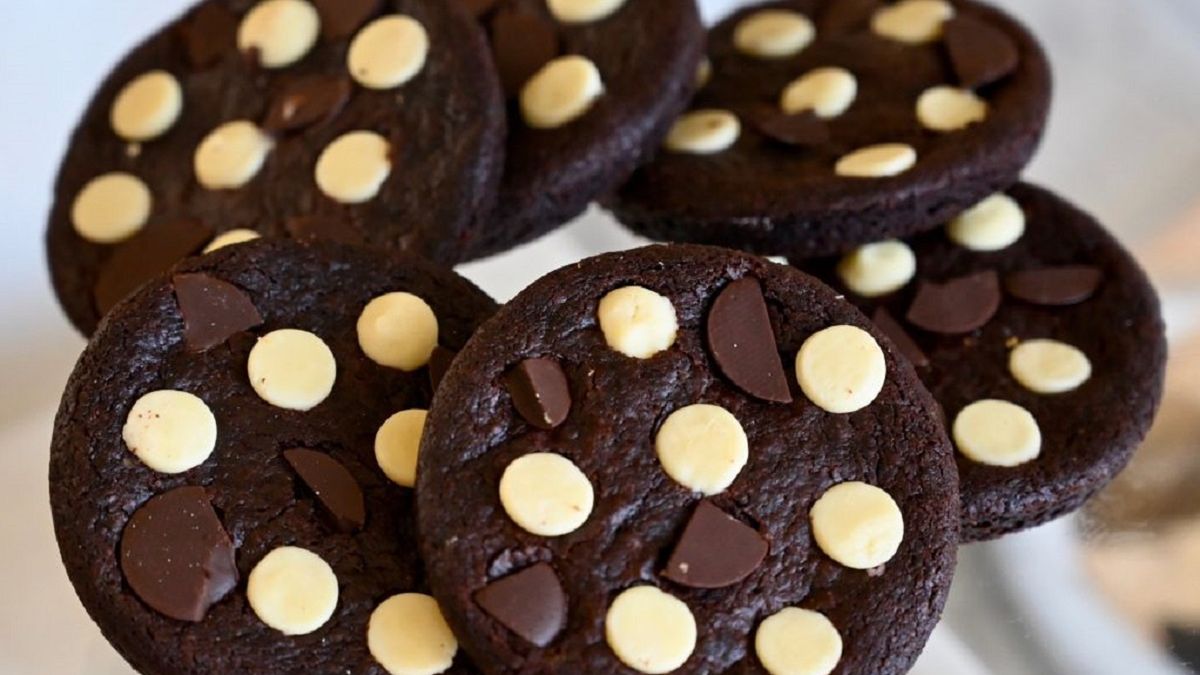 Ciasteczka czekoladowe bez jajek i mąki wykonuje się bardzo łatwo. Zrobienie ich zajmuje bardzo mało czasu. 