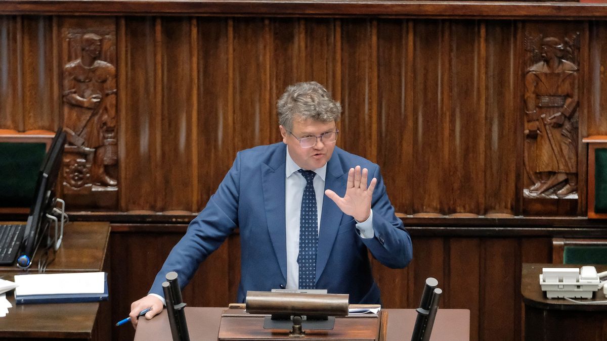 Maciej W�sikWarszawa, 16.11.2021. Wiceminister spraw wewn�trznych i administracji Maciej W�sik przemawia na sali obrad Sejmu w Warszawie, w nocy z 16 na 17 bm. Sejm zajmuje si� sprawozdaniem komisji o pilnym rz�dowym projekcie ustawy o zmianie ustawy o ochronie granicy pa�stwowej i niekt�rych innych ustaw. (mr) PAP/Mateusz MarekMateusz Marekgranica, obrady, polityk, polityk polityka, Polityka, polsko-bia�oruska, posiedzenie, sejm, sejm rp, sejmu, sejmu rp, sytuacja