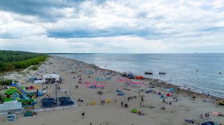 Jantar w obiektywie. Morskie kąpielisko z piękną plażą i przystanią