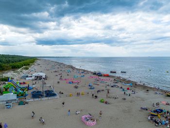 Jantar w obiektywie. Morskie kąpielisko z piękną plażą i przystanią