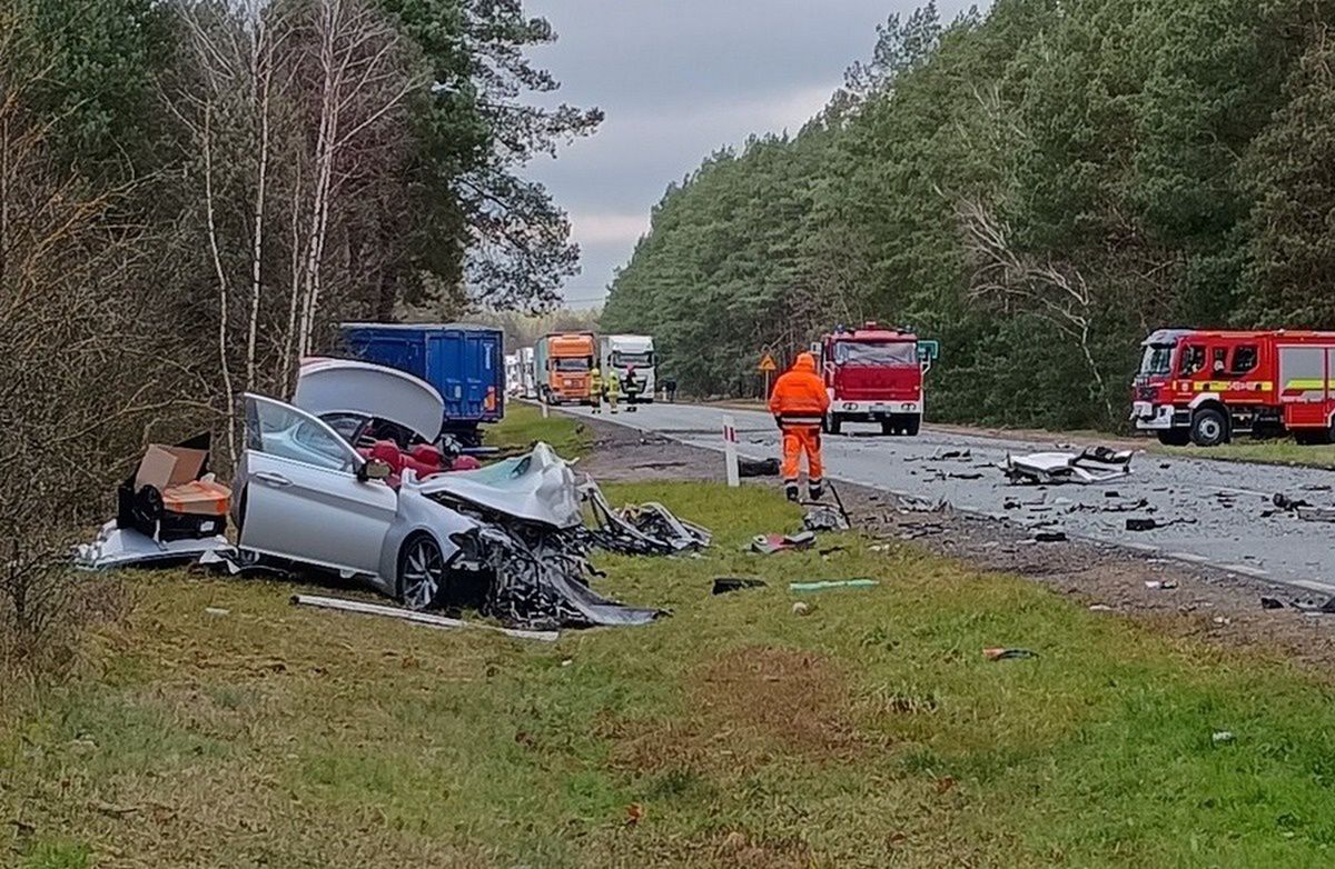 Sielec: Auto osobowe zmiażdżone po zderzeniu z ciężarówką. DK60 zablokowana