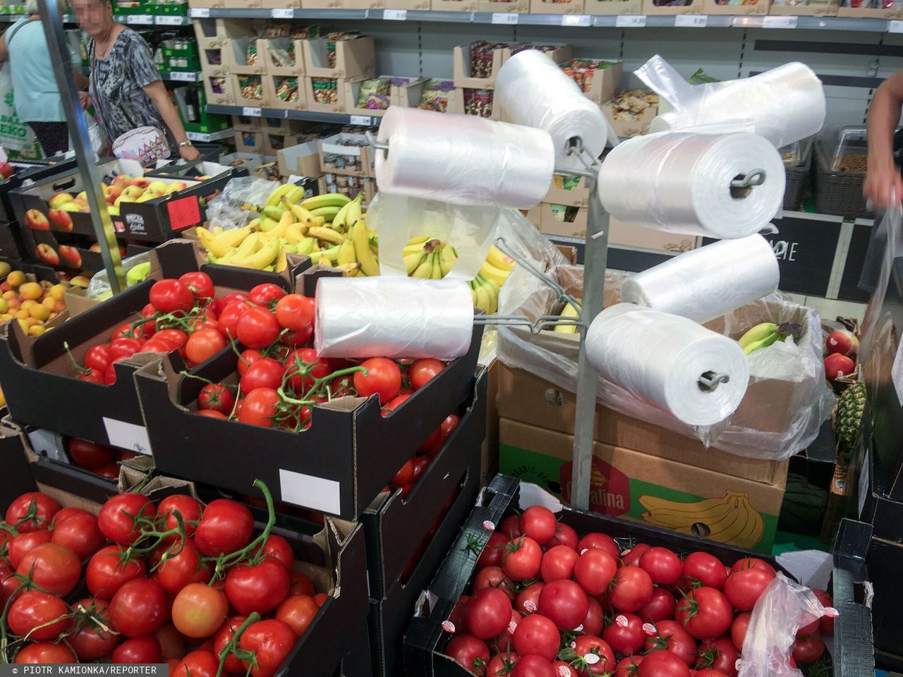 Urząd Ochrony Konkurencji i Konsumenta przypomina, że sklepikarze, którzy oferują reklamówki, muszą pobierać opłatę recyklingową