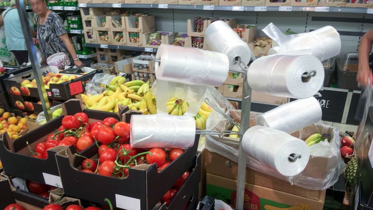 Urząd Ochrony Konkurencji i Konsumenta przypomina, że sklepikarze, którzy oferują reklamówki, muszą pobierać opłatę recyklingową