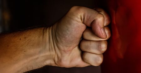 Śląskie. Dramat w Żorach. Nieskuteczny zakaz zbliżania. Mężczyzna brutalnie pobił partnerkę