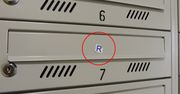 Widzisz literę "R" na skrzynce? Oto co oznacza