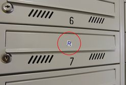 Widzisz literę "R" na skrzynce? Oto co oznacza