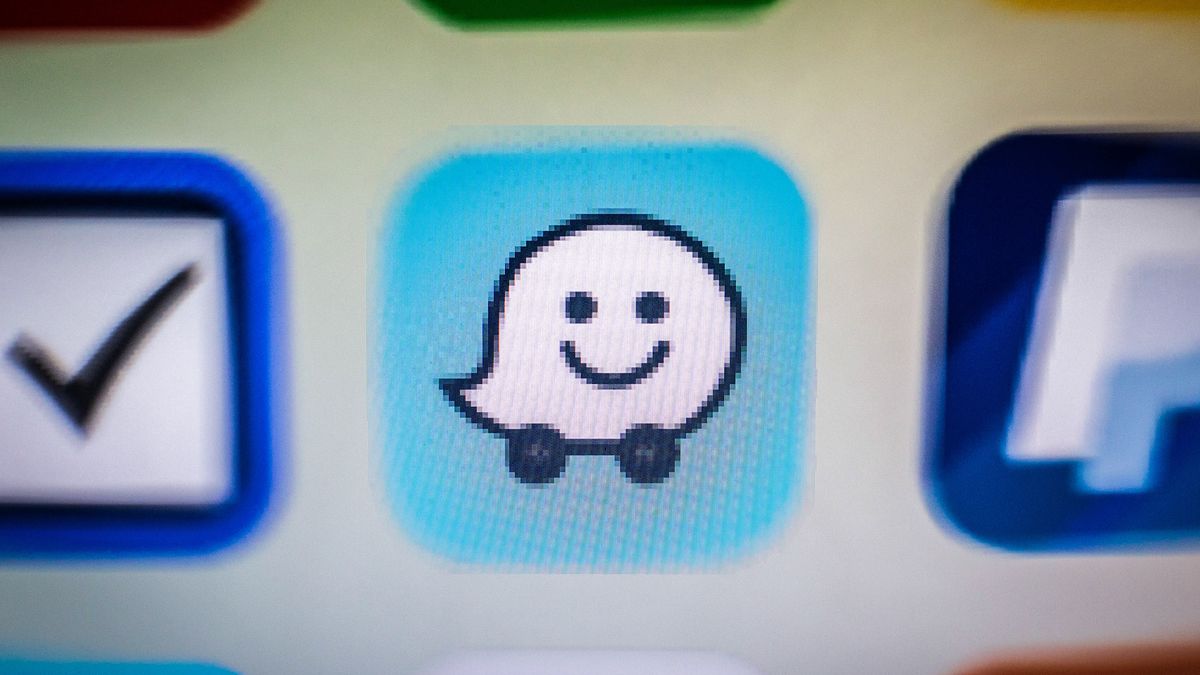SPAIN - 2021/11/24: In this photo illustration, a Waze app icon is displayed among other apps on a smartphone screen. (Photo Illustration by Thiago Prudencio/SOPA Images/LightRocket via Getty Images)