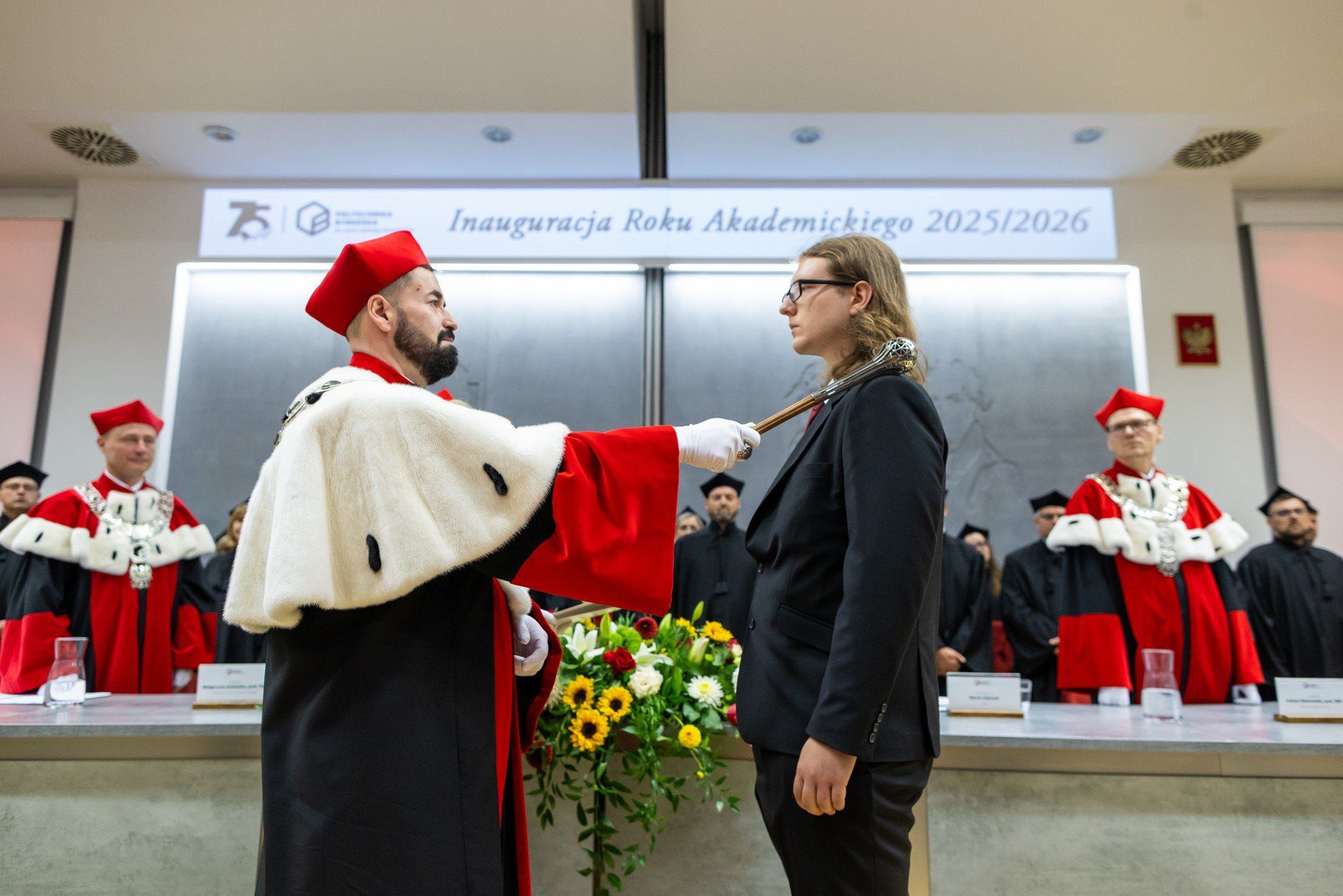 Inauguracja nowego roku akademickiego na Politechnice Bydgoskiej upłynęła pod znakiem cyberbezpieczeństwa. Gościem uczelni był dr Krzysztof Gawkowski, wiceprezes Rady Ministrów i zarazem minister cyfryzacji. Inauguracyjne uroczystości poprzedziło otwarcie gruntownie zmodernizowanego Wydziału Telekomunikacji, Informatyki i Elektrotechniki.