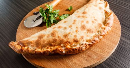 Domowe calzone z kurczakiem i warzywami