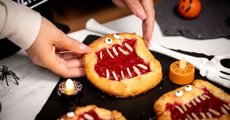 Kruche potworki na Halloween. Zrobisz je bez specjalnych foremek
