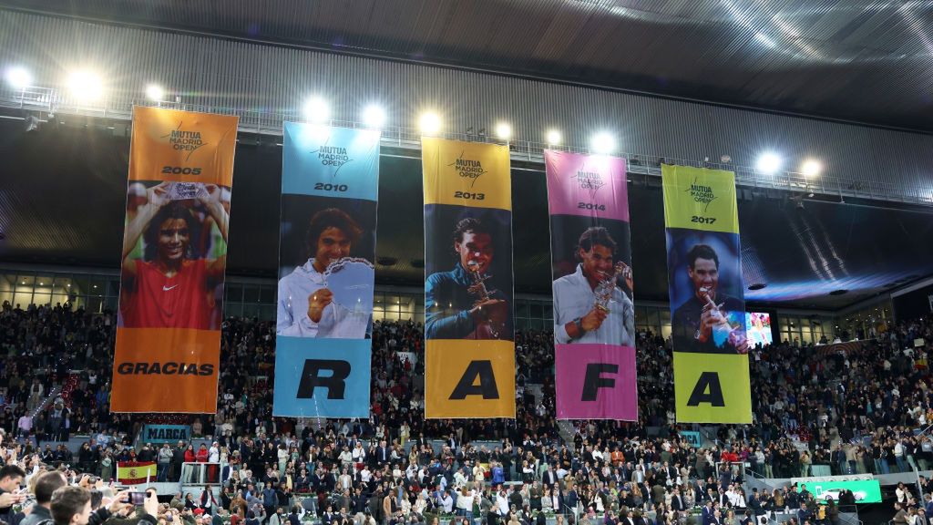 Na zdjęciu: transparenty przypominające sukcesy Rafaela Nadala