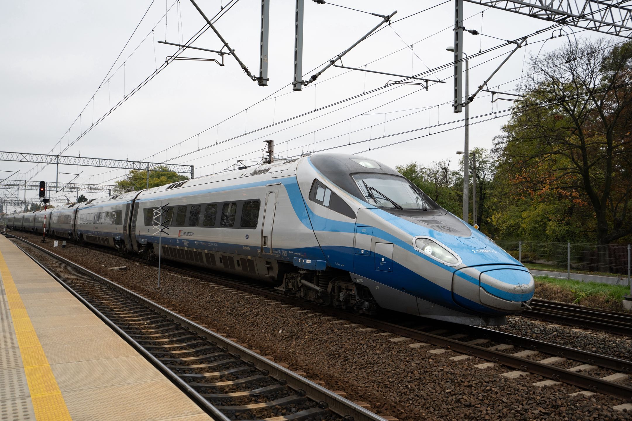 kolej pociąg peron przystanek transport pendolino koleje