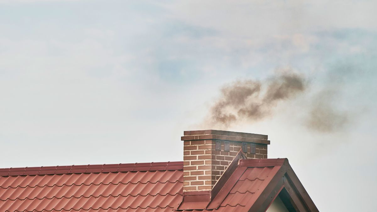 Zatkany komin to poważne zagrożenie 