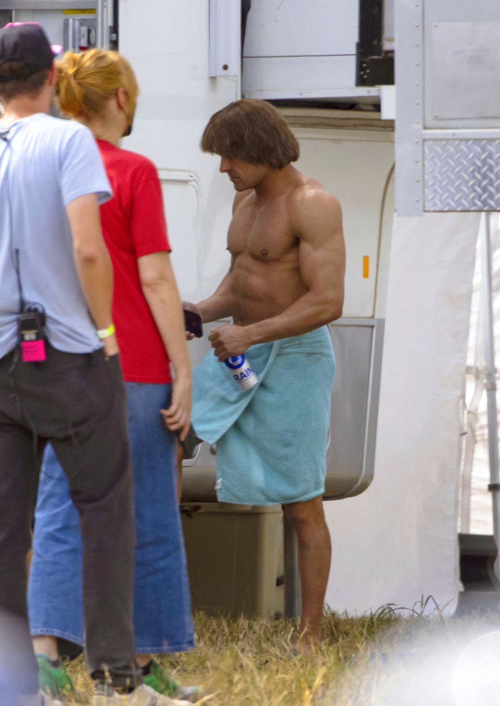 Napakowany Zac Efron przechadza się po planie nowego filmu