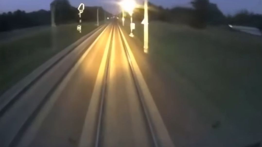 Widok z lokomotywy pociągu. Zdjęcie ilustracyjne.