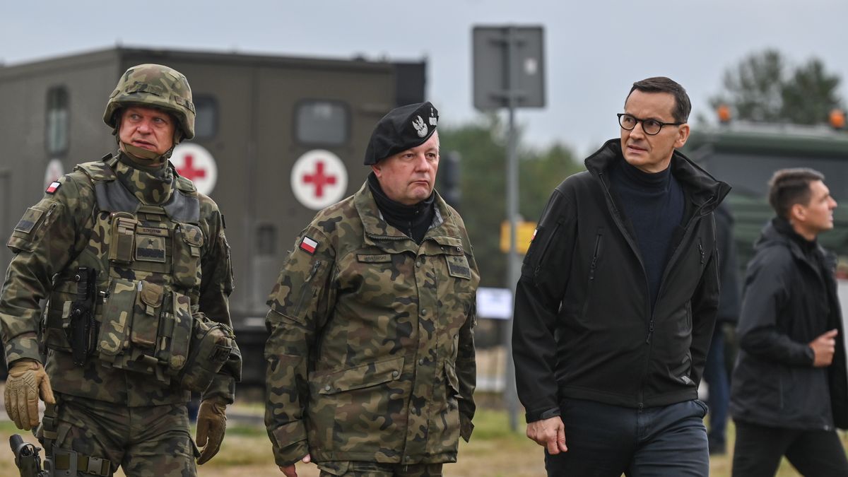 Premier Mateusz Morawiecki na poligonie w Nowej Dębie