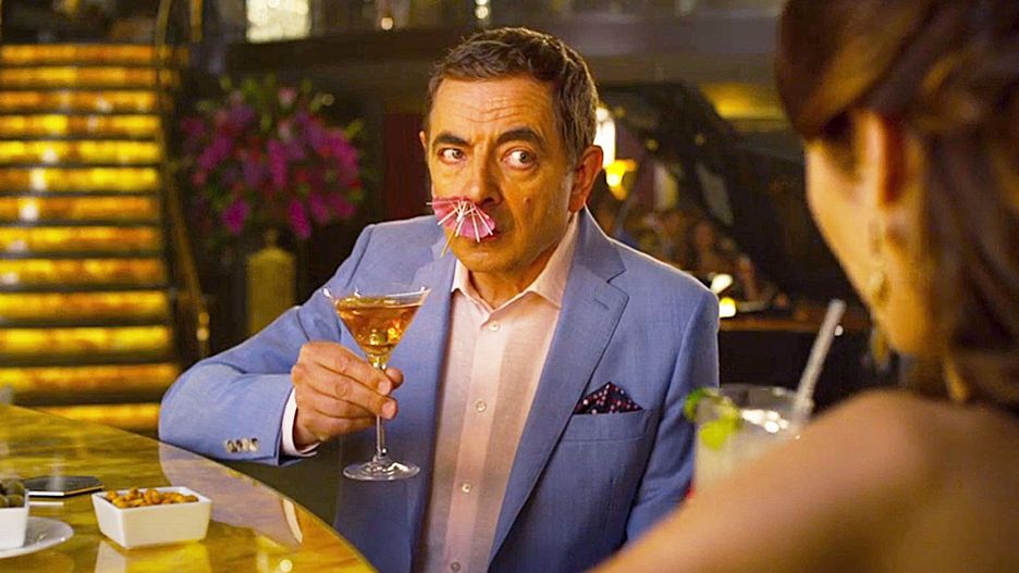 Rowan Atkinson parodiuje Jamesa Bonda