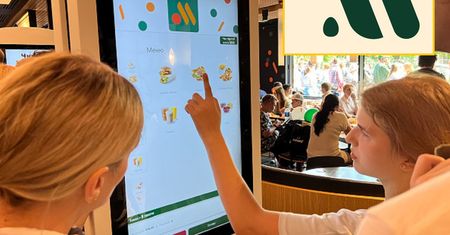 Nowe logo rosyjskiego McDonald'sa. Nie do wiary, od kogo zostało skopiowane