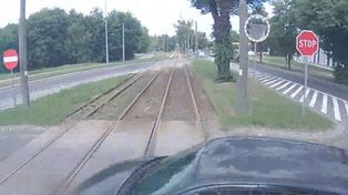 Gorzów: Ignorują znaki stop i czerwone światło. Zobacz, jak kierowcy wjeżdżają pod tramwaje