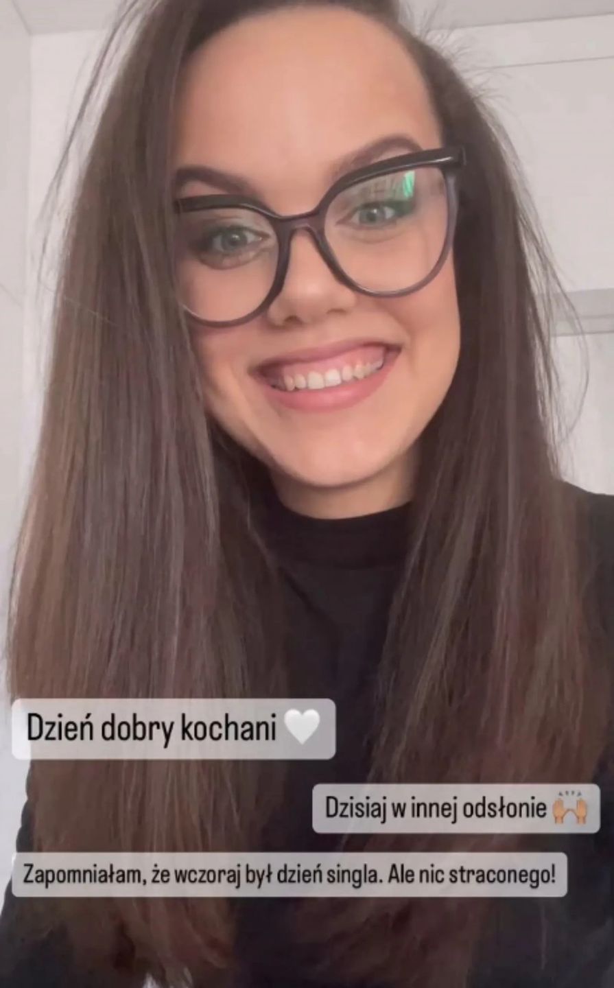 Sara w prostych włosach