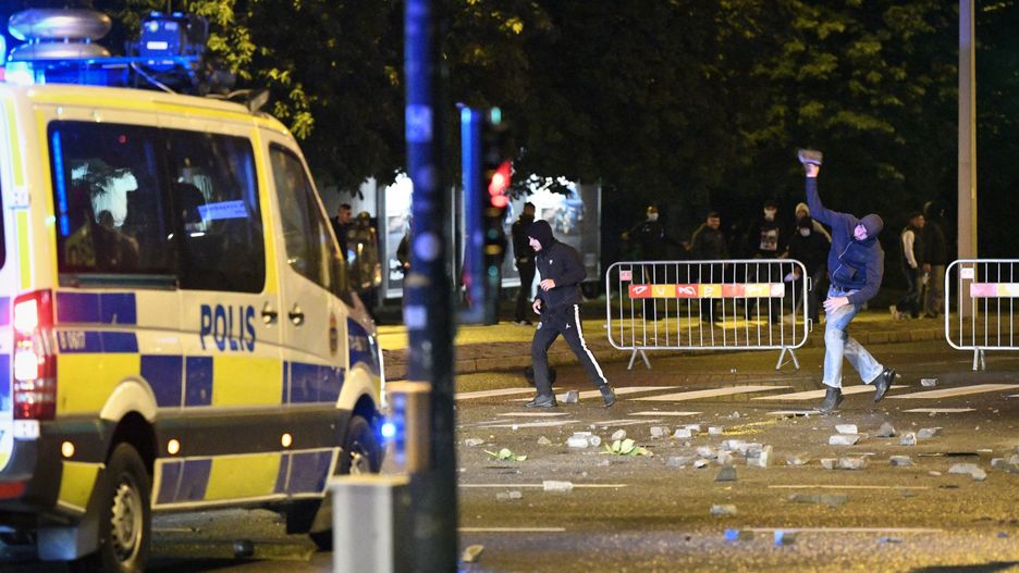 epa08632905 Demonstrators throw stones at police as protesters riot in the Rosengard neighbourhood of Malmo, Sweden, on 28 August 2020. The protest was sparked by the burning of a Koran by members of Danish far-right party Stram Kurs earlier in the day. The party's leader Rasmus Paludan was denied entry to Sweden for a manifestation on 28 August.  EPA/TT NEWS AGENCY SWEDEN OUT 
Dostawca: PAP/EPA.