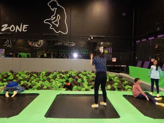 Obostrzenia. W parku trampolin bawiło się ponad sto osób