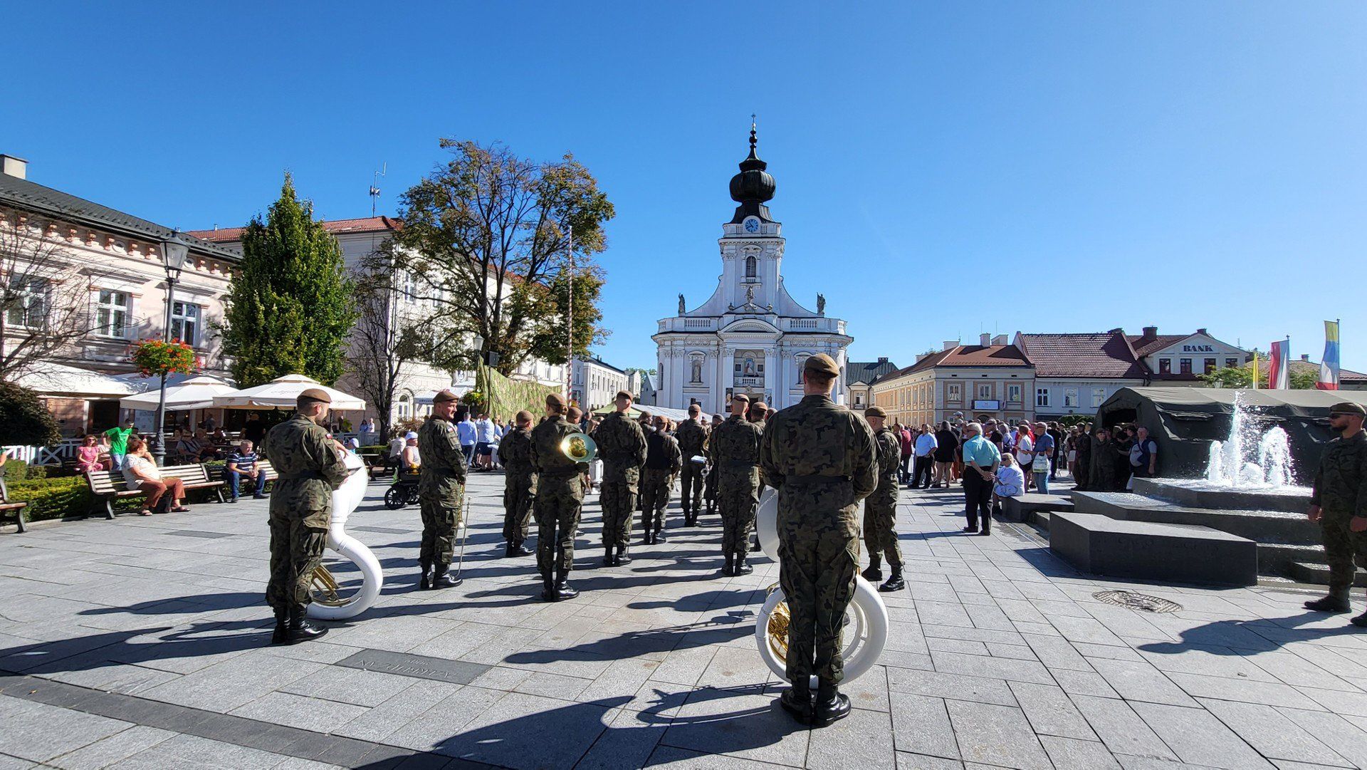 Wadowice, 20 września 2025. Na rynku stanęły pododdziały 11. Małopolskiej Brygady Obrony Terytorialnej im. gen. Leopolda Okulickiego. Kilkudziesięciu jej żołnierzy ukończyło właśnie szesnastodniowe szkolenie podstawowe i miało złożyć tradycyjną przysięgę. Towarzyszyło im 17 nowych żołnierzy z 13. Śląskiej Brygady Obrony Terytorialnej im. ppłk. Tadeusza Puszczyńskiego
