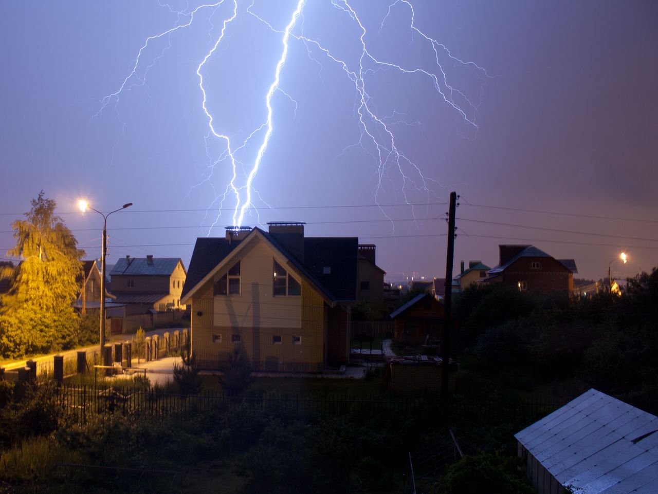 Czy piorun może wpaść do domu? O tym kulistym krążą legendy