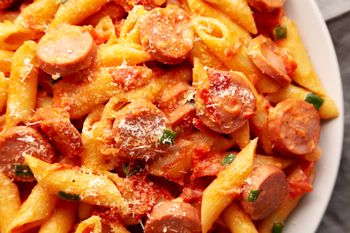 Dodaję do makaronu. W mig mam obiad, po którym nie ma nawet miejsca na dokładkę