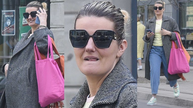 Zofia Zborowska stroi miny przed jedną z warszawskich knajp