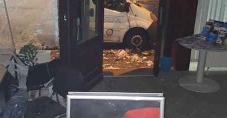 Zamach bombowy na siedzibę antyimigranckiej AfD