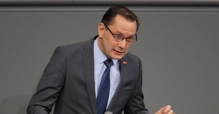Spłonął samochód szefa AfD. Polityk niegroźnie ranny