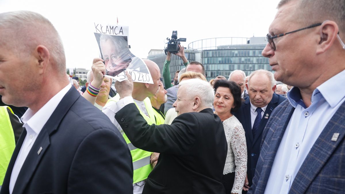 Jarosaw Kaczyski, Anna Paluch, Ryszard Walczak
Warszawa, 10.08.2025. Prezes PiS Jaros�aw Kaczy�ski (C) na pl. Pi�sudskiego w Warszawie, 10 bm. Politycy PiS bior� udzia� w obchodach miesi�cznicy katastrofy smole�skiej. (sko) PAP/Tomasz Gzell
Tomasz Gzell
katastrofa smole�ska, miesi�cznica, obchody, PiS, Plac Pi�sudskiego, polityk, polityka, pomnik, pomnikiem