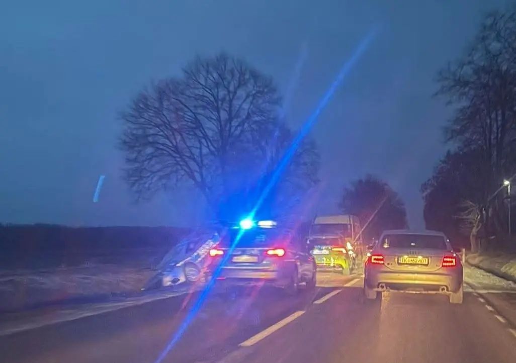 Radiowóz w rowie. Policjant trafił do szpitala