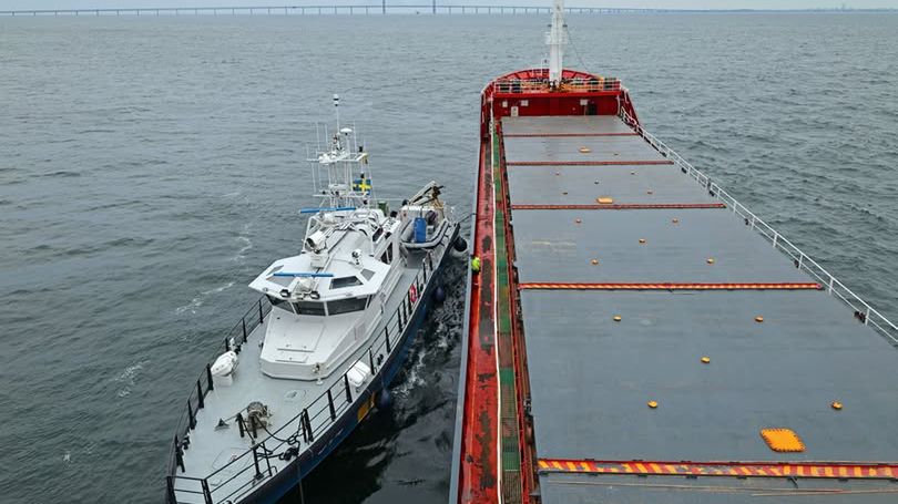 W cieśninie duńskiej na Bałtyku osiadł na mieliźniekolejny okręt