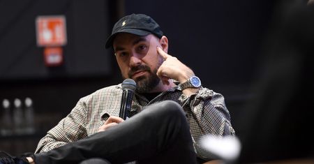 "Każdy miał z kimś takim kontakt". Jakub Żulczyk o serialu "Informacja zwrotna"