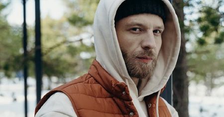 Kamizelki męskie w garderobie celebrytów. Znajdź inspirację!