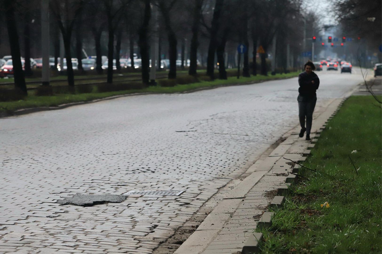 Jazda po ulicy Powstańców Śląskich zawsze zapewnia niezapomniane wrażenia. Ale według zapowiedzi, już na przełomie 2025/2026 ta nawierzchnia ma być gładka, jak stół.