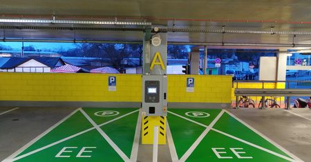 Warszawa. Nowe punkty ładowania pojazdów elektrycznych na parkingach P+R