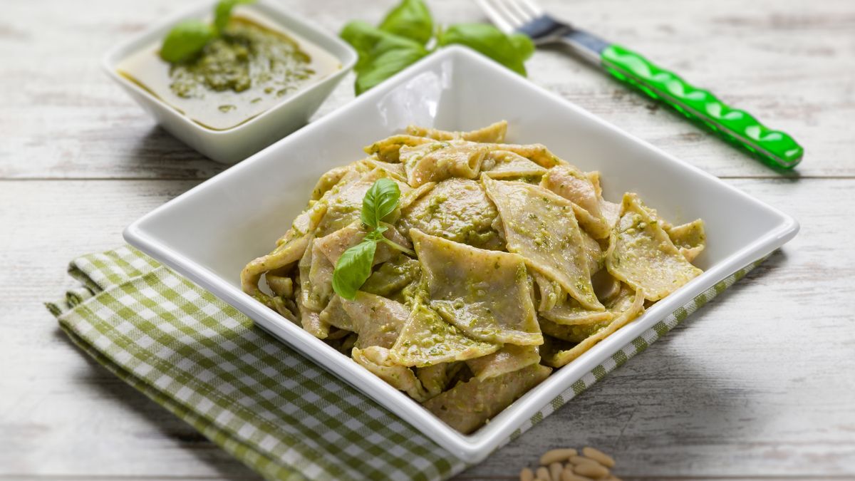 Testaroli to włoski przysmak z pesto w roli głównej