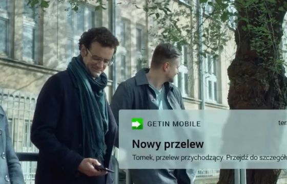 Człowiek z zasadami promuje aplikację mobilną z Kontem Proste Zasady w Getin Banku (wideo)