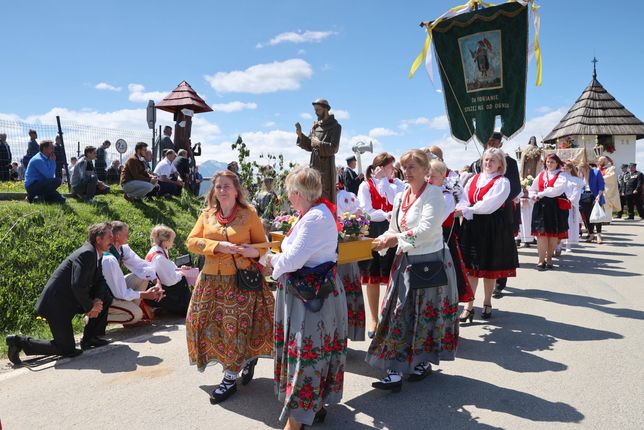 Łapsze Wyżne (pow. nowotarski), 03.06.2021. Procesja Bożego Ciała w Łapszach Wyżnych, 3 bm. (aldg) PAP/Grzegorz Momot