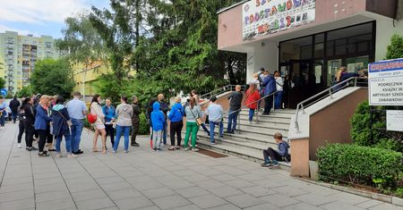 Wakacje 2022. Gigantyczna kolejka przed szkołą. "170 zł za turnus, taniej nie znajdziesz"