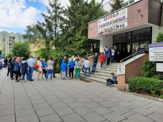 Wakacje 2022. Gigantyczna kolejka przed szkołą. "170 zł za turnus, taniej nie znajdziesz"