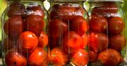 Pomidory wsadzam do słoika i pasteryzuję bez zalewy. Kubki smakowe szaleją ze szczęścia